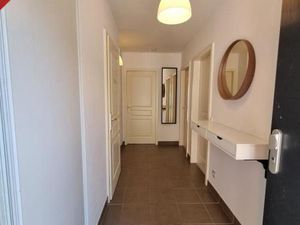 APPARTEMENT MEUBLE DE TROIS PIECES AVEC PARKING