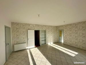 Appartement T3 Rdc au calme  avec cour et parking. Auray