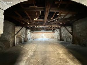 Grand garage / local de stockage 280 m² face à la gare