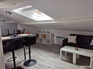 A louer beau studio meublé Place des Vosges