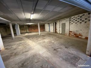 A LOUER LOCAL STOCKAGE 143m2 Place ARNAUD BERNARD