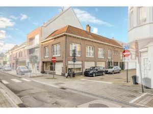 Handelshuis met ruim appartement en 2 garages