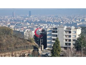 Meublé 3P 82 m2 en dernier étage avec terrasse et deux par