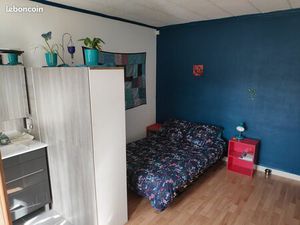 Chambre avec SDE puis cuisinée équipée