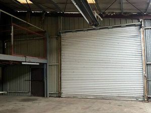 Espace de stockage avec bureau sanitaire