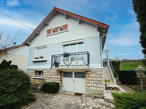 Maison 2 chambres avec combles aménageables  sur sous-sol total.