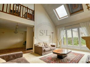 Maison - BUC - 8 pièces de 196 m² avec un terrain de 821m² sur 2 niveaux