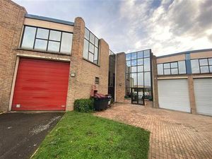 Location local d'activités LE THILLAY 3 908 m²