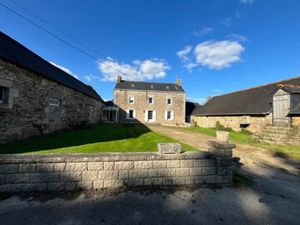 Vente maison 8 pièces 172 m² à Scaer (29390)  234 300 €