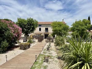Magnifique Mas Provençal Rénové avec Piscine  Jacuzzi et 3 Appartements Locatifs