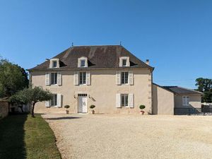 Maison de Maître élégante avec Gîte  Piscine Chauffée et 8Ha – Vienne (86)