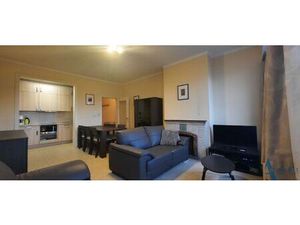 Functioneel gelijkvloers appartement op de Zeedijk te Knokke .