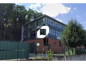 A LOUER  PIED DE GARE ET AUTOROUTE