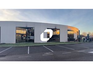 A LOUER  AVEC PARKINGS COMMUNS