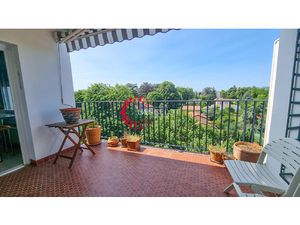 3P 82 m2 en dernier étage avec terrasse et vue superbe. Pa