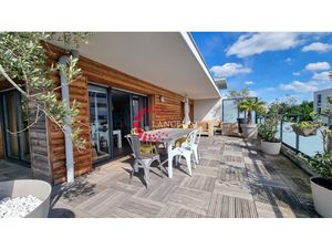 Dernier étage BBC avec terrasse à vivre et garages