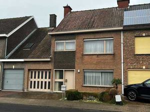 Verzorgde woning met twee slaapkamers  tuintje en garage.