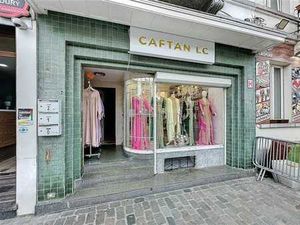 Rez-de-chaussée commercial avec cour et cave