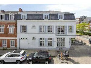 Charmante maison de trois étages avec espace commercial au c