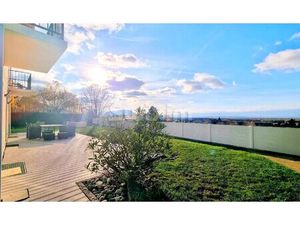 Maison moderne avec vue lac au centre village