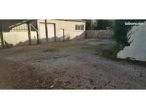 ENTREPOT STOCKAGE AVEC PORTE SECTIONNELLE 104 m2