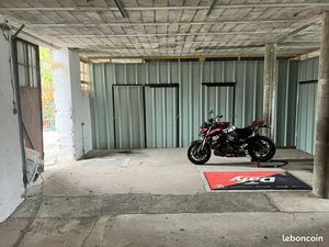 Parking moto dans hangar fermé avec vidéosurveillance et gardien