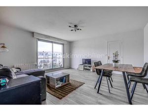 Appartement lumineux avec balcon – Centre-ville de Saint-Thibault-des-Vignes