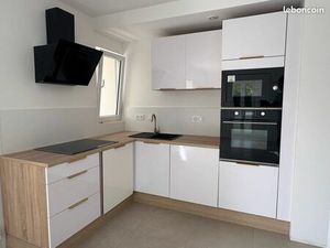 Comme une maison : 82 m²  entrée privée  parking  2 salles de bain