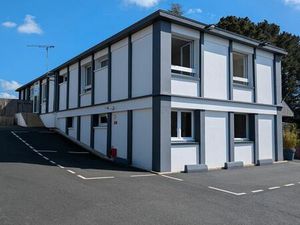 Bâtiment - 10 pièces - 200 m2