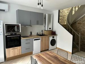 P2 bis en duplex meublé – 65 m² rénové et prêt à vivre – 5' des facultés de Nîmes – Libre 
