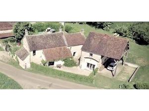 Baisse de prix. Affaire! Charmante maison et son studio indépendant. Quelques travaux de..