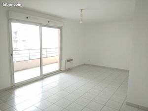 Loue T2 moderne en très bon état de 47 65 m² au deuxième étage  dans résidence calme  à pr