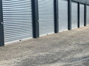 À LOUER – GRAND BOX DE 28 m² – 250 / mois charges comprises