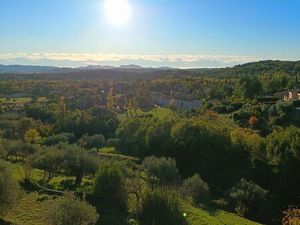 Maison de village avec 2 appartements  garages/parking et jardin-vue imprenable. Opportuni