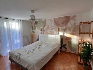 T2 rénové en bas de villa  lumineux  stationnement extérieur  petit jardin  quartier résid