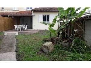 Logement avec terrasses et jardin