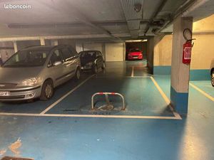 Place de parking PMR sécurisée SERRIS mairie