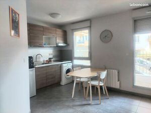 VILLEURBANNE  GRATTE CIEL  particulier loue beau studio meublé 26 m² + 9 m² terrasse 