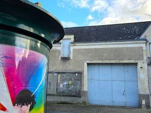 Bâtiment urbain à usage de garage  en coeur ville de Baugé.