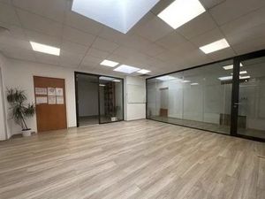 Nîmes  Ville Active  Valmedica  plateau 212m² de 7 bureaux  salle d''attente  sanitaires  