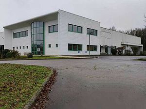 Location local d'activités LA CRECHE 5 142 m²