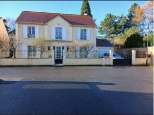 Maison individuelle avec jardin et grand garage