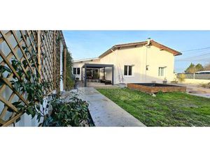 Maison entièrement rénovée avec double garage et piscine