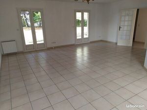 Maison de plain pied  jardin et garage