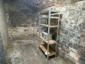 Cave sécurisée proche République