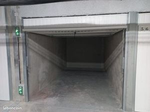 Garage box fermé sécurisé