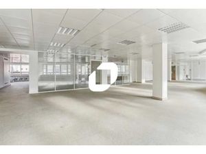 A LOUER  JARDIN/ MONTE-CHARGE/ LUMINEUX