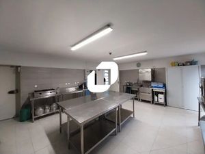 Bâtiment indépendant +1000m² avec grand parking sur axe passant proche Béziers