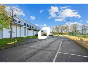 A LOUER  Au pied des axes routiers A6/N104