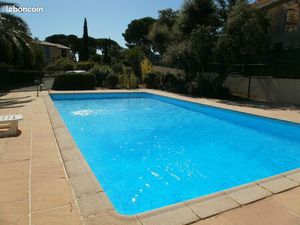 A l'année : T2  lumineux  parking  piscine  calme  vue